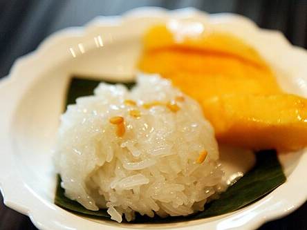 Sticky rice with mango